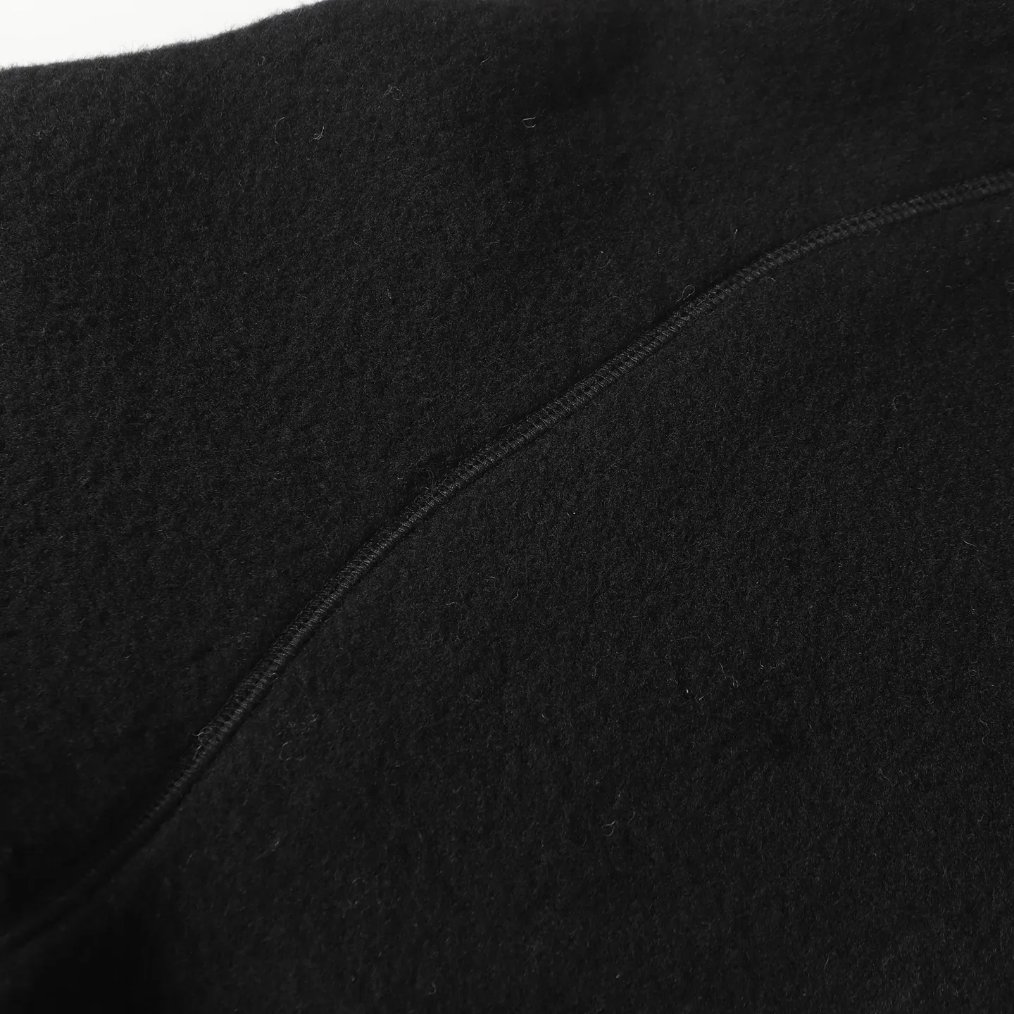P620 Canada Goose/ Chilliwa series cashmere bomber jacket, exclusive customized wool fabric, containing 60% wool content! Super lightweight, soft and warm! The high-tech breathable space cotton liner makes the entire shape very stiff and soft, comfortable and lightweight at the same time. Breathable, soft, non-stuffy, lightweight, stylish, and non-deformable. The iconic double-stripe reflective strips are designed on the back of the collar and splicing. No detail is missed. The front placket allows you to easily cope with seasonal changes and calmly resist bad weather. High-density badges. All threaded accessories are customized. Loose fit and adjustable drawstring. Not bloated at all. Quite fashionable. It can be said to be a very unique design. This year's must-have style is for men and women. Size: S-L